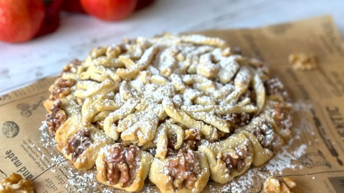 باي التفاح الفاخر بقشرة ذهبية وحشوة تفاح غنية بالقرفة