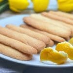 كوكيز الليمون الهش الذهبي الطازج من الفرن