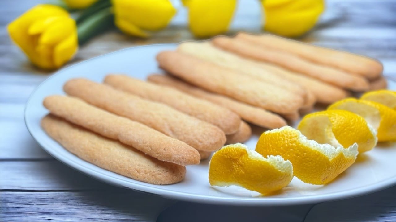 كوكيز الليمون الهش الذهبي الطازج من الفرن