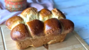 خبز الحليب المكثف الهش طري ولذيذ على طبق مع جوز الهند