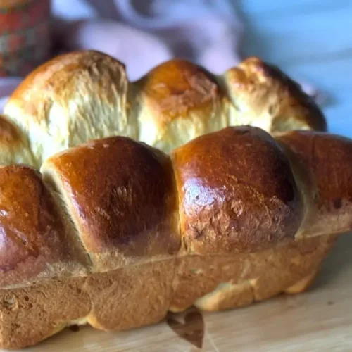 خبز الحليب المكثف الهش طري ولذيذ على طبق مع جوز الهند