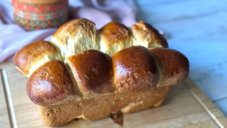 خبز الحليب المكثف الهش طري ولذيذ على طبق مع جوز الهند