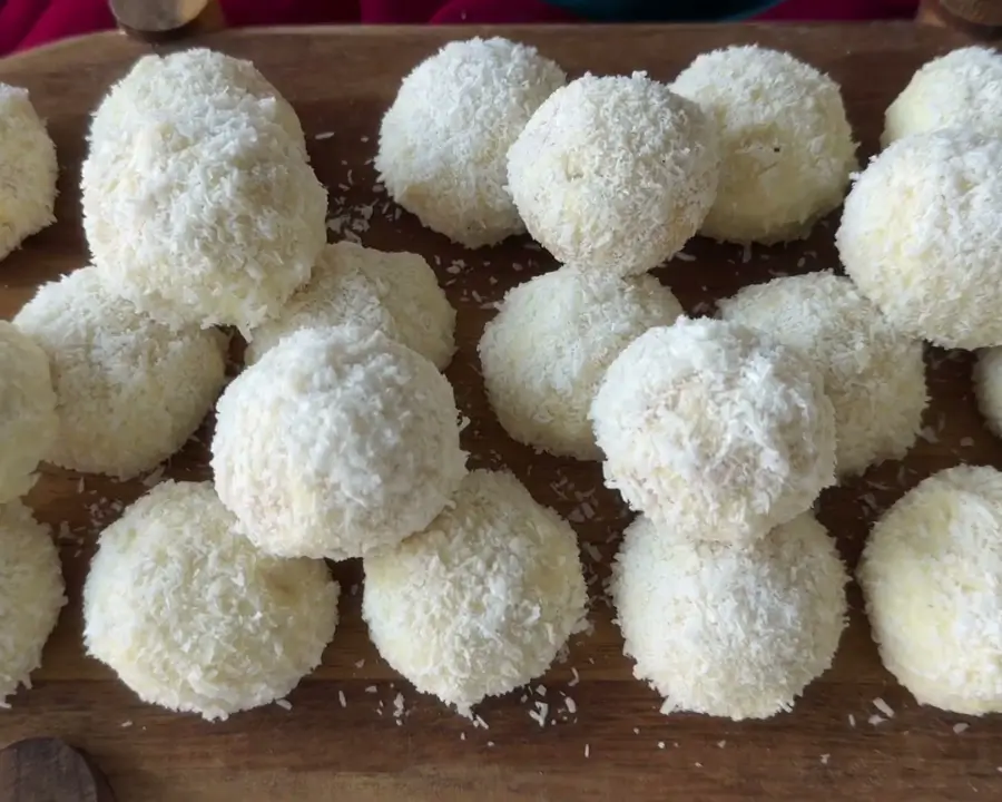 كوكيز جوز الهند والشوكولاتة البيضاء الهشة جاهزة للتقديم