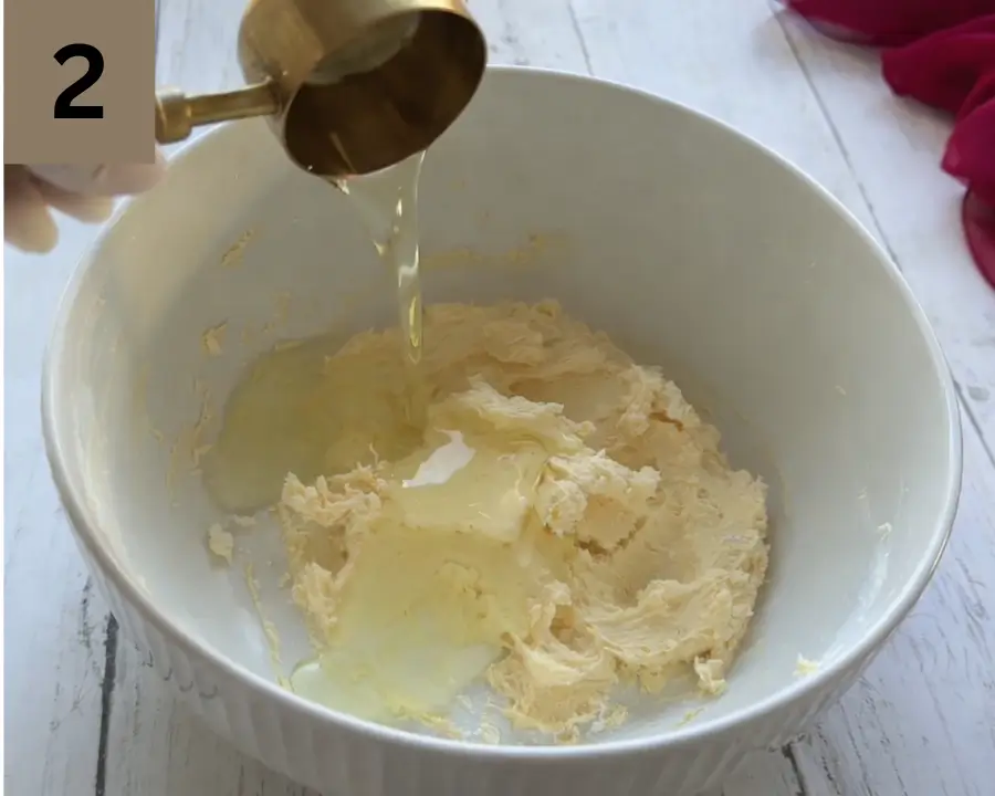 إضافة الزيت إلى عجينة كوكيز