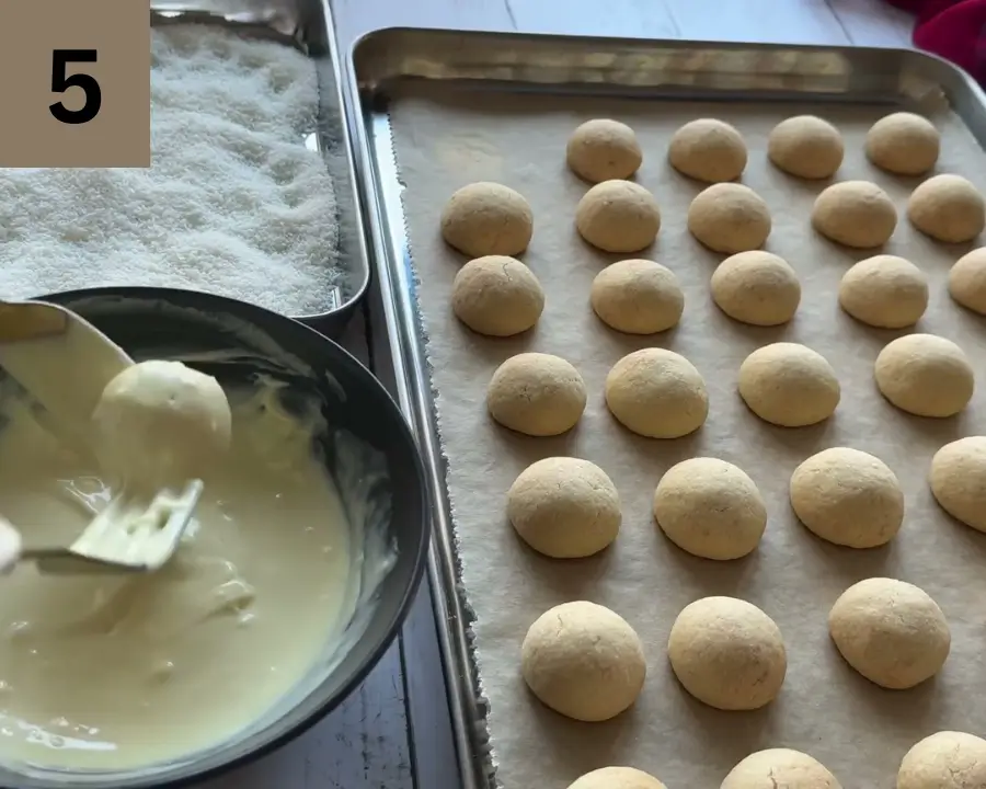 خبز كوكيز جوز الهند و تغطيته بالشوكولاتة 