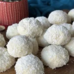 كوكيز كوكيز جوز الهند الفاخر الهشة مغطاة بجوز الهند المبشور