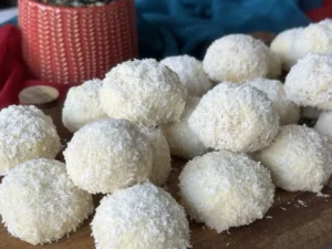 كوكيز كوكيز جوز الهند الفاخر الهشة مغطاة بجوز الهند المبشور