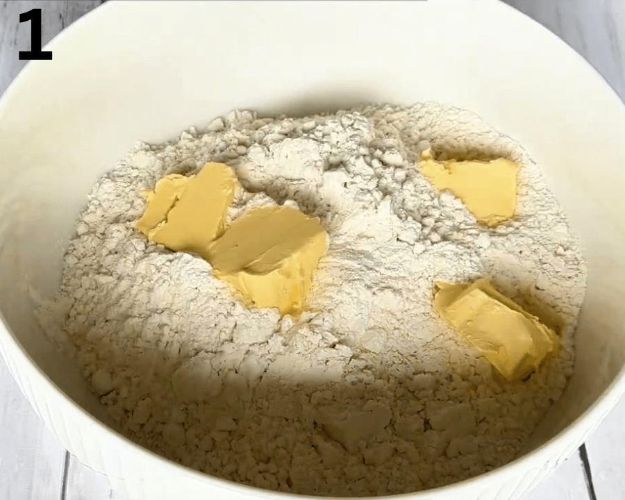 وعاء يحتوي على دقيق وزبدة قبل الخلط لتحضير أصابع البندق الهشة.