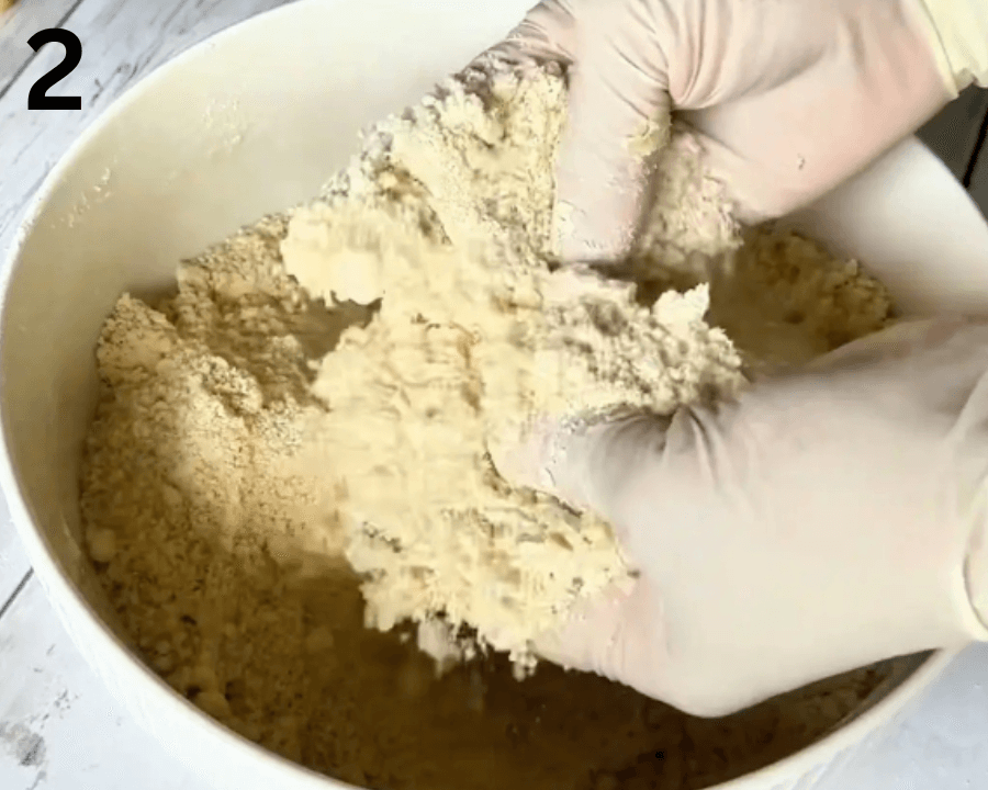 مزج الدقيق مع الزبدة لتكوين خليط رملي.