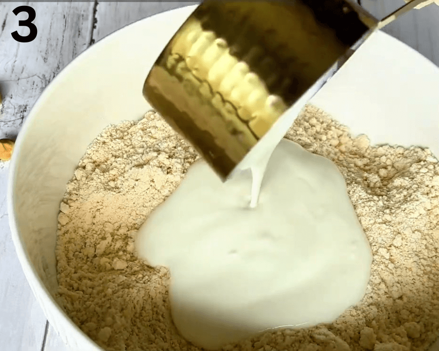 إضافة السكر والبيكنج باودر و الزبادي إلى خليط الدقيق والزبدة
