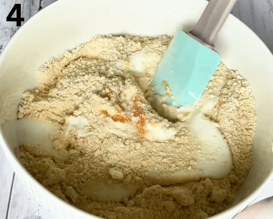 دمج صفار البيض والزبادي والفانيليا مع العجينة