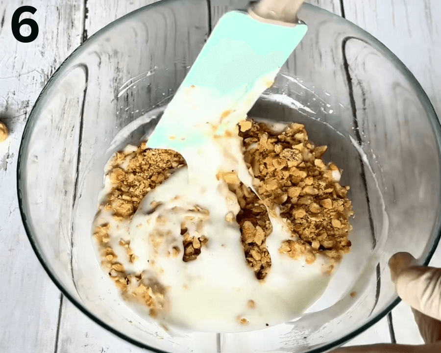 بياض البيض مع السكر والفانيليا قبل الخفق لتحضير حشوة أصابع البندق الهشة