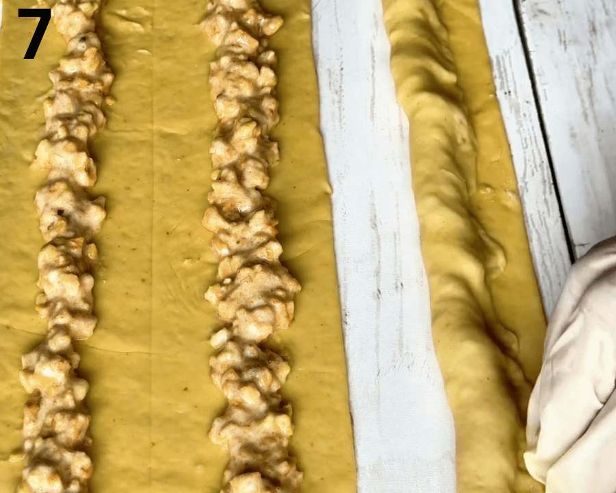 لف شريط العجينة حول حشوة البندق لتشكيل أصابع البندق الهشة